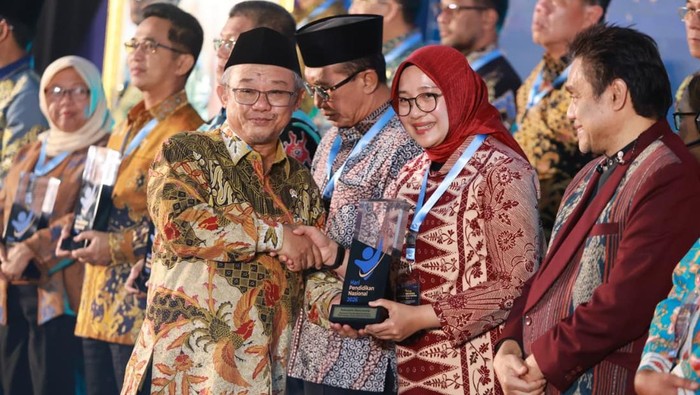 Pemkab Banyuwangi Raih Dua Penghargaan Pendidikan dari Kemendikdasmen