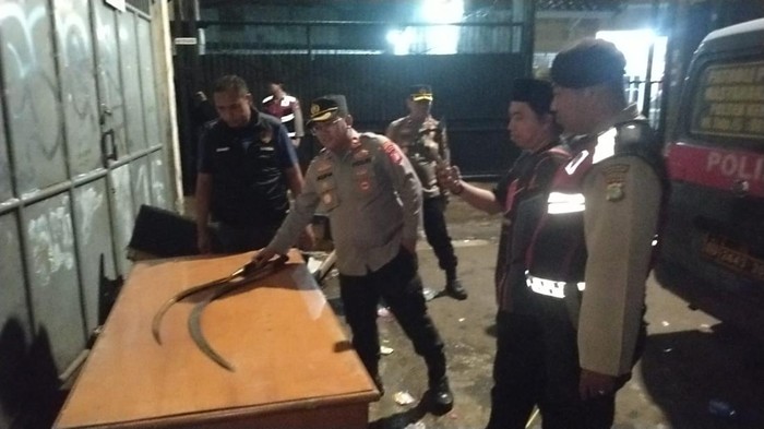 Polisi Bubarkan Sekelompok Remaja Diduga Hendak Tawuran di Jakarta Barat, Senjata Tajam Disita