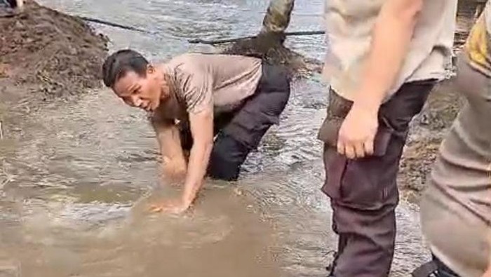 Polres OKU Bersama Warga Lakukan Normalisasi Drainase dan Aliran Sungai untuk Kurangi Risiko Banjir