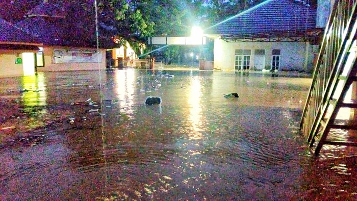 Hujan Deras Rendam Pasar dan Puskesmas di Palabuhanratu, Aktivitas Warga Terganggu