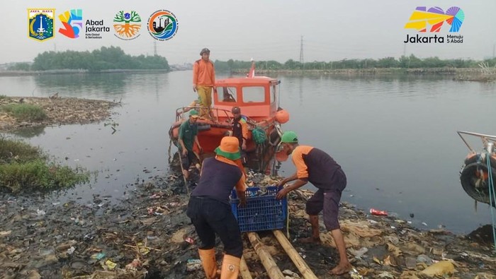 Pembersihan Intensif di Muara Angke, Sebanyak 8,8 Ton Sampah Berhasil Diangkut dari Kawasan Pesisir