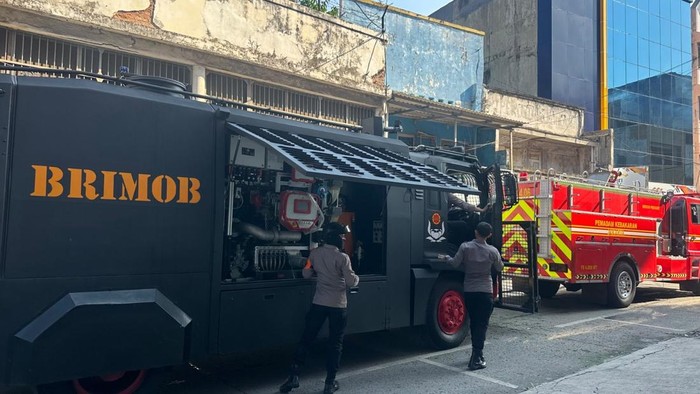 Brimob Polda Metro Dikerahkan Bantu Padamkan Kebakaran Gudang Tekstil di Pasar Asemka